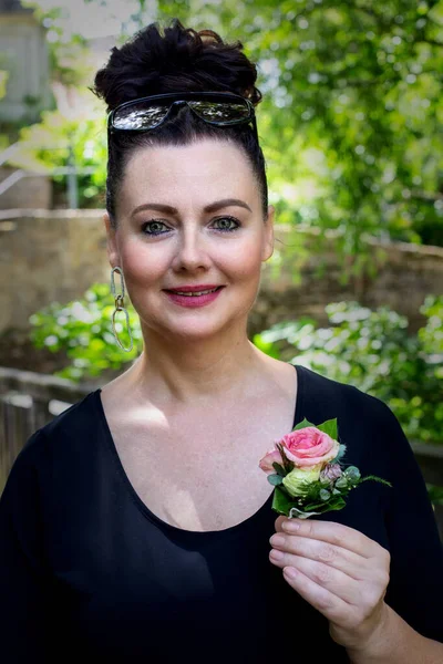 Portrait Beautiful Woman Her Fifties Standing Outdoors Holding Rose — 图库照片