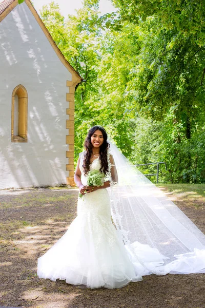 Schöne Afrikanisch Amerikanische Braut Steht Weißen Kleid Vor Der Kapelle — Stockfoto