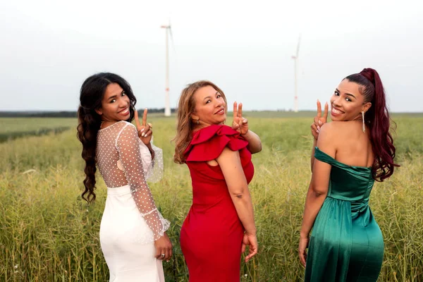 Portrait Three Hispanic Women Standing Outoors Field — Stockfoto