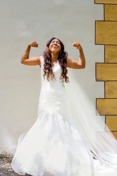 Porträt Einer Schönen Afrikanisch Amerikanischen Braut Die Weißen Kleid Steht — Stockfoto