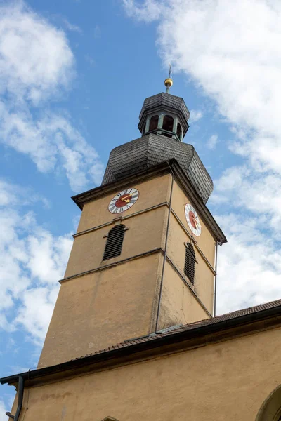Θέα Του Παλιού Πύργου Της Εκκλησίας Και Συννεφιασμένο Γαλάζιο Ουρανό — Φωτογραφία Αρχείου