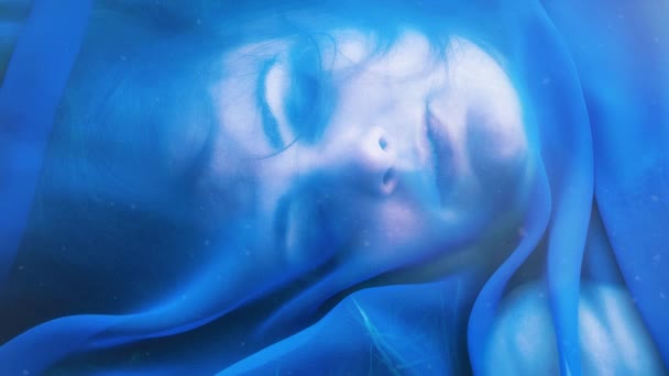 青いベールに覆われた目を閉じた若い女性の映画館 — ストック動画