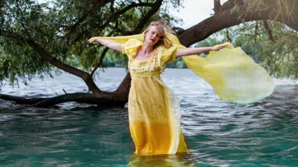 Kinemagraf Blondynki Żółtej Sukience Historycznej Stojącej Wodzie — Wideo stockowe