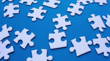 Mavi arkaplanda hareket eden beyaz bulmacanın görüntü grafiği