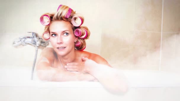 熱いです風呂に寝そべっているブロンド女性のシネマグラム — ストック動画