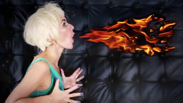 ブロンドの女性の映画館火災をSpitting — ストック動画