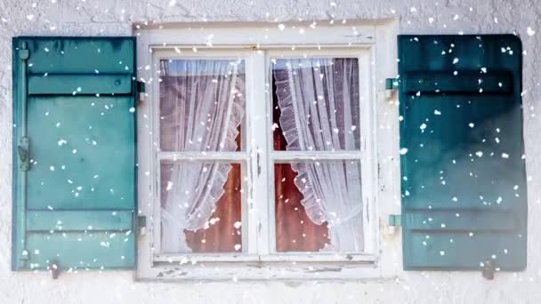 降雪のあるシャッター付きの古い窓のシネマグラフ — ストック動画