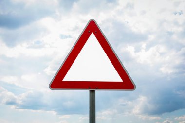 Mavi bulutlu gökyüzü ile üçgen şeklinde trafik işareti