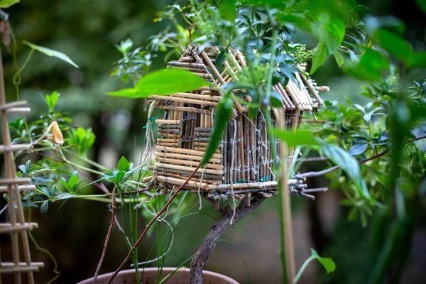 Primo Piano Vaso Fiori Birdhouse Sul Balcone — Foto Stock