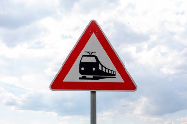 Trafik işaretinden tren geçidine