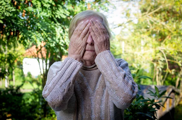Ηλικιωμένη Γυναίκα Που Καλύπτει Πρόσωπό Της Χέρια Της — Φωτογραφία Αρχείου