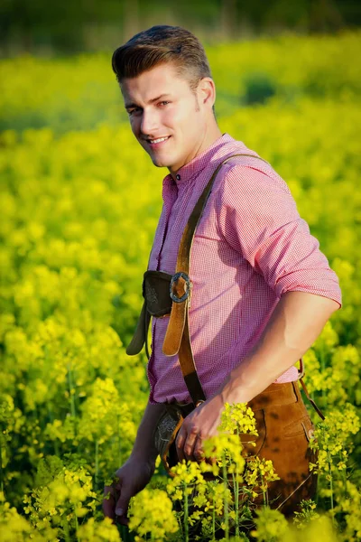 Junger Bayerischer Mann Steht Auf Einem Feld Mit Gelben Blumen — Stockfoto