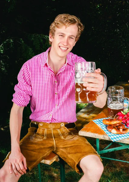 Jovem Bávaro Homem Sentado Banco Com Uma Caneca Cerveja — Fotografia de Stock