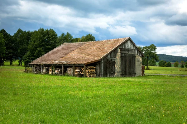 Barn Middle Green Field Cloudy Sky — Stock Photo, Image
