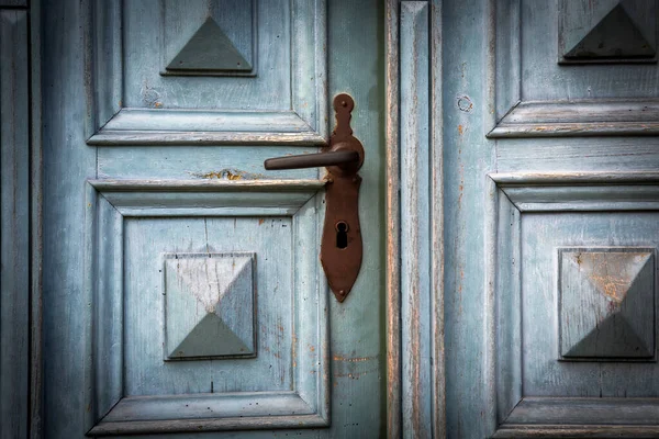 Gros Plan Une Vieille Porte Bois Avec Poignée Rouillée — Photo