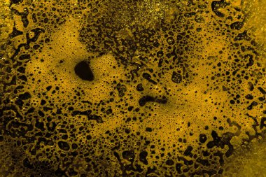 Kaynar su ve sarı tonlarda.