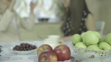 meyve tablo ve arka iki sohbet kadın