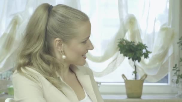 Portrait of attractive smiling young woman having talk with somebody — Stock Video