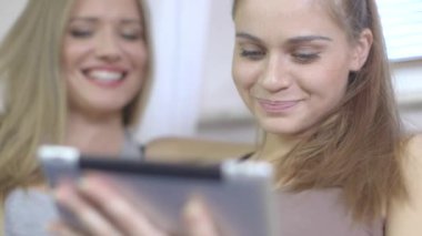 tablet bilgisayar ve konuşurken seyir iki güzel kadın