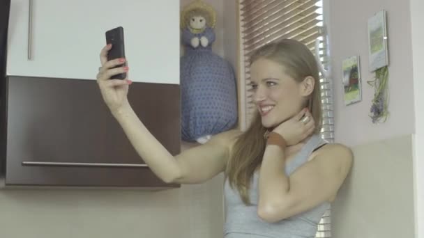 Hermosa mujer joven haciendo fotos de sí mismo con el teléfono móvil — Vídeo de stock