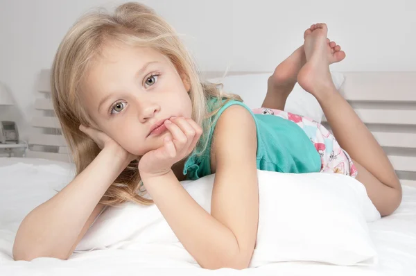 Adorable niña mirando a la cámara — Foto de Stock