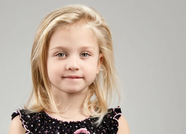Adorable little girl looking at the camera — Stock Photo, Image