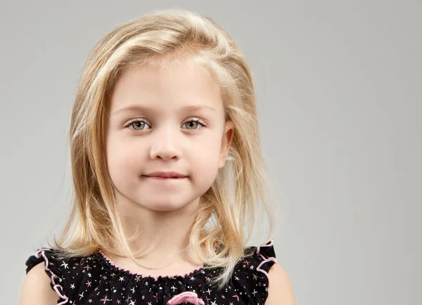 Schattig klein meisje te kijken naar de camera — Stockfoto