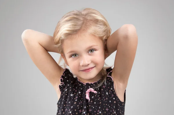 Entzückendes kleines Mädchen schaut in die Kamera — Stockfoto