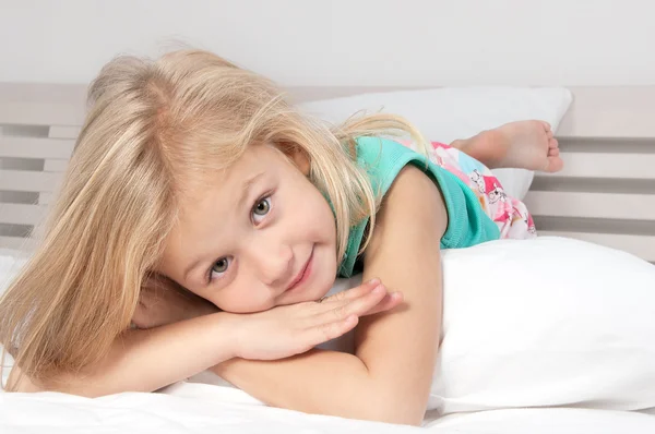 Schattig klein meisje te kijken naar de camera — Stockfoto