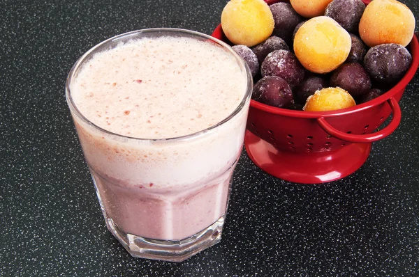 Cherry milkshake in een glazen beker — Stockfoto