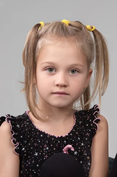 Urocze smutne mała dziewczynka, patrząc na kamery — Zdjęcie stockowe