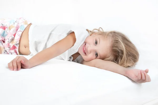 Adorable niña mirando a la cámara — Foto de Stock