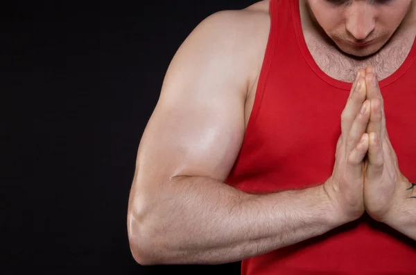 Uomo muscoloso in una t-shirt rossa — Foto Stock
