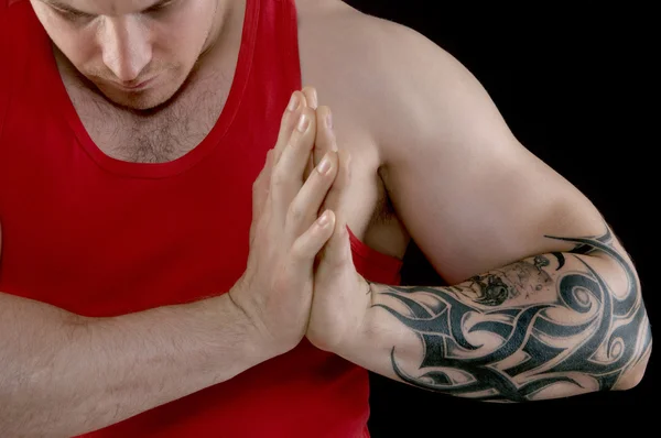Uomo muscoloso in una t-shirt rossa — Foto Stock