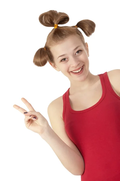 Menina sorridente bonito em uma camiseta vermelha no fundo branco — Fotografia de Stock