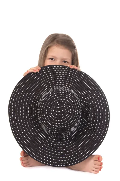 Menina sorridente bonito com a idade de cinco anos com grande chapéu preto — Fotografia de Stock
