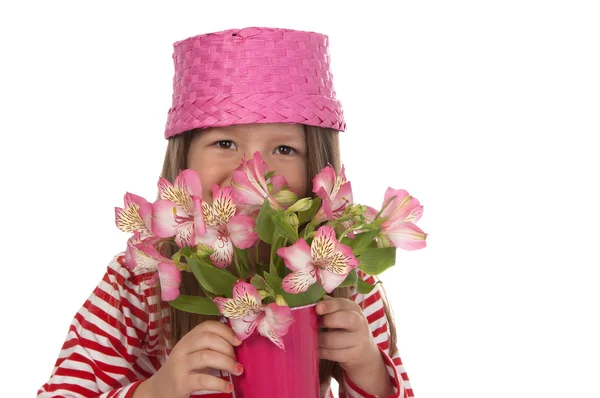 Menina bonito com a idade de cinco anos com flores rosa — Fotografia de Stock