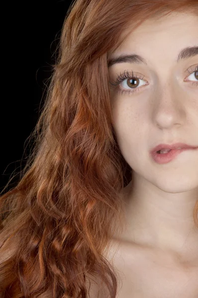 Mooie rode haired meisje van negentien jaar zijn lip bijten — Stockfoto