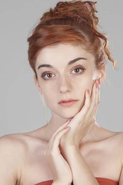 Menina bonita com idade de dezenove anos olhando para a câmera — Fotografia de Stock