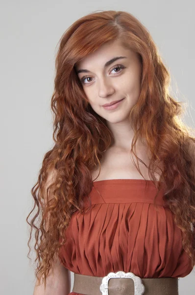 Portrét se usměvavý červené vlasy holka — Stock fotografie