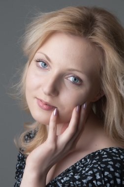 yürekleri siyah elbiseli genç güzel sarışın kadın kapatmak-