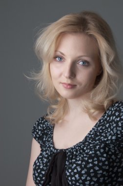 yürekleri siyah elbiseli genç güzel sarışın kadın kapatmak-