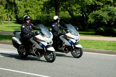 İki polis memuru motosiklet sürme