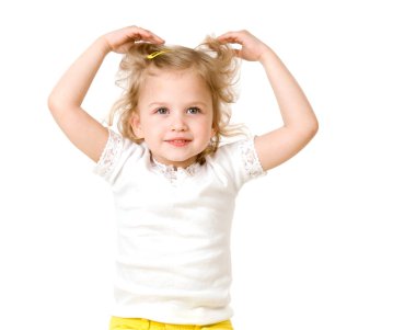 Beyaz üzerinde gülümseyen güzel küçük kız 