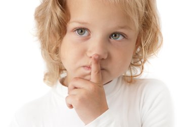 Beyaz giyinmiş sarışın kız