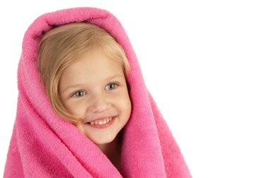 küçük kız pembe havlu sarılmış gülen 
