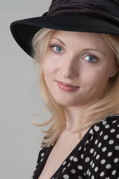 Young beautiful sexy smiling blonde woman in a black hat close-u — Stock Photo, Image