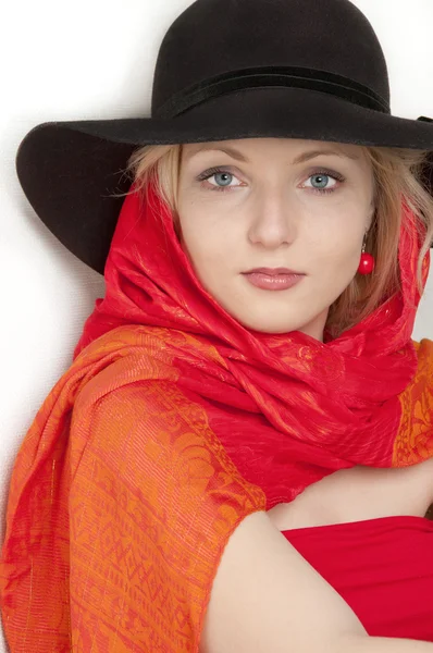 Mulher loira bonita nova em um chapéu blsck com um lenço vermelho — Fotografia de Stock