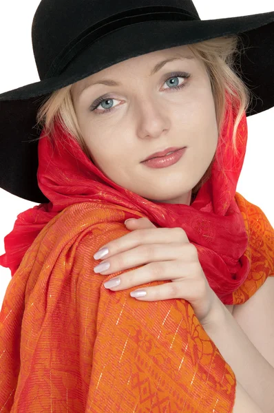 Joven hermosa mujer rubia en un sombrero blsck con una bufanda roja c —  Fotos de Stock