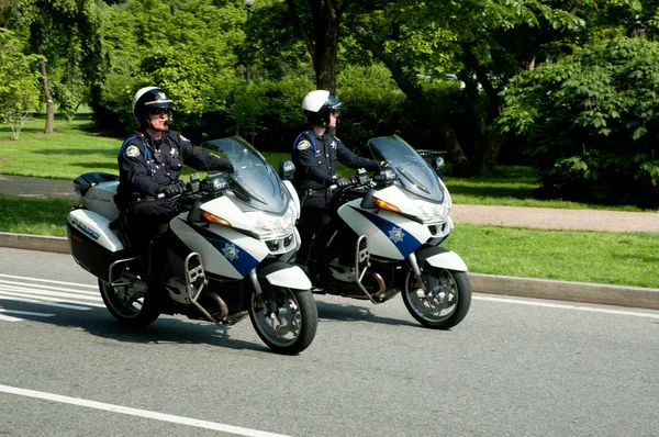 Dos policías montando motocicletas —  Fotos de Stock